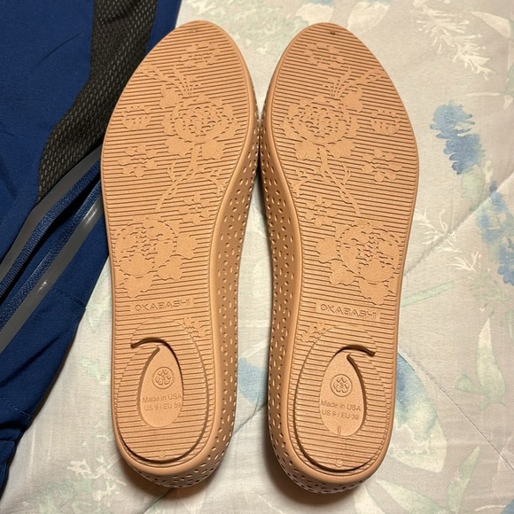 Tan flats with a fun pattern, never worn - Picture 2 of 3